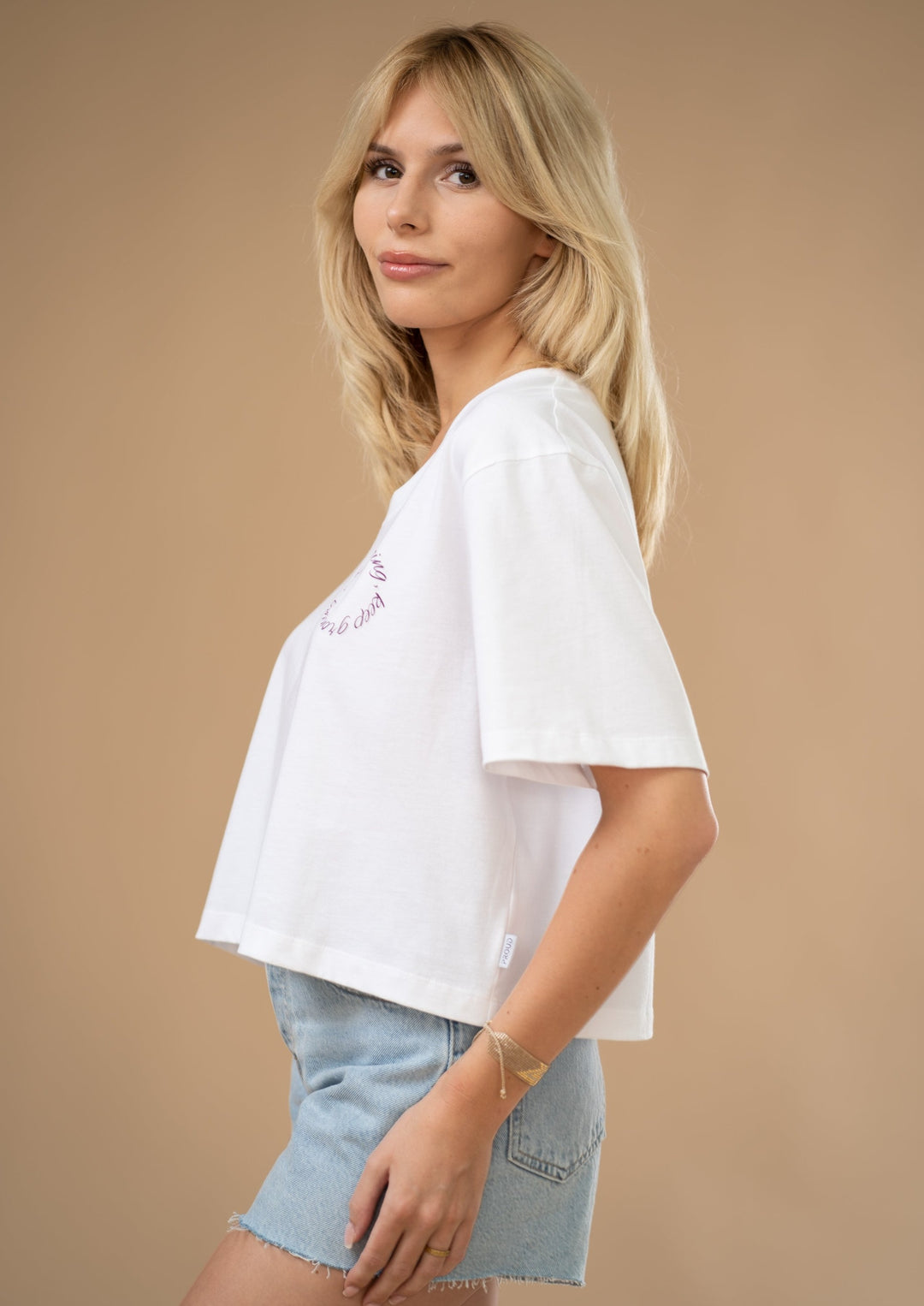 La camicia ritagliata continua a crescere